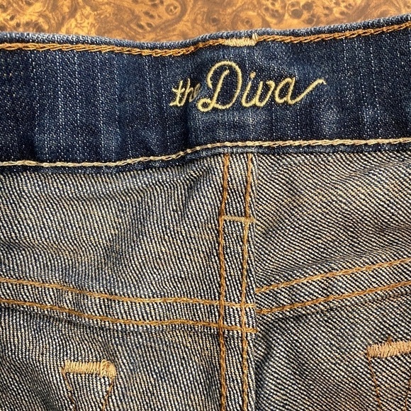 EUC Old Navy Diva Mid-Rise Curvy Straight Jeans, size 4 Short - Picture 5 of 5